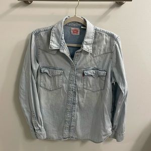 Levi’s Ultimate western denim shirt / light wash / size large